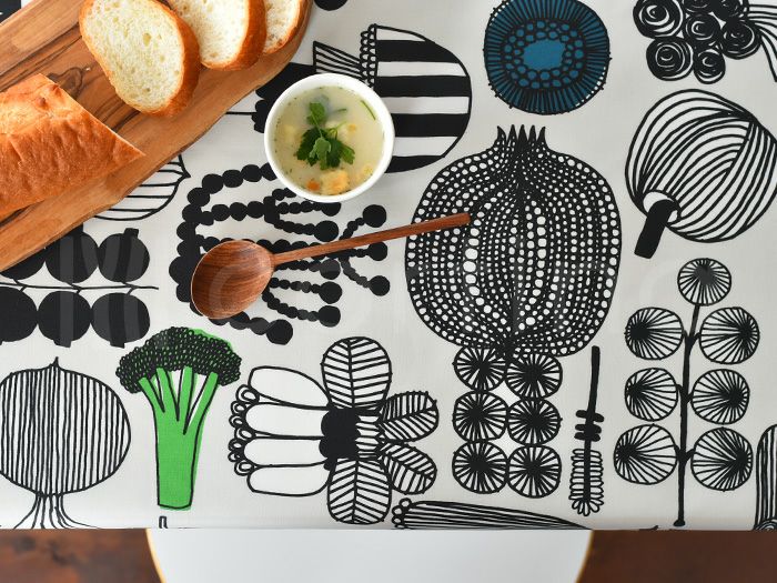 marimekko PUUTARHURIN PARHAAT プータルフリンパルハート 撥水テーブルクロス 145×200cm|《公式》北欧生地と雑貨の専門店  cortina コルティーナ