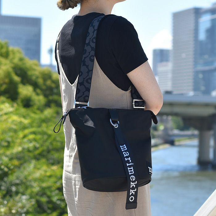 marimekko マリメッコ ショルダーバッグ Carry All Solid ブラック